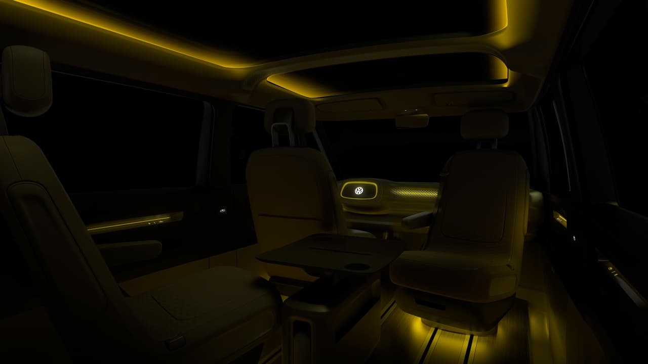 Las luces del habitáculo encendidas en horario nocturno pueden darle casi la apariencia de una discoteca a la Volkswagen I.D. Buzz Concept.