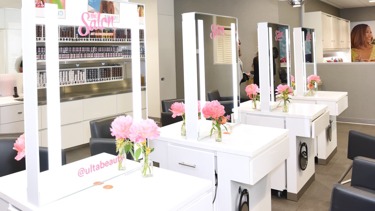 Se agotan citas en salones de belleza en California tras el reinicio de sus actividades