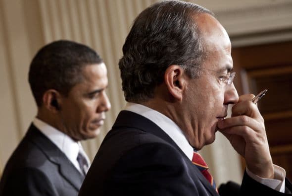Barack Obama y Felipe Calderón se reunieron el jueves en la Casa Blanca en medio de tensiones por la violencia en la zona fronteriza de ambas naciones y ambos mandatarios se comprometieron a analizar las arternativas para la seguridad de los agentes de EU en suelo mexicano.