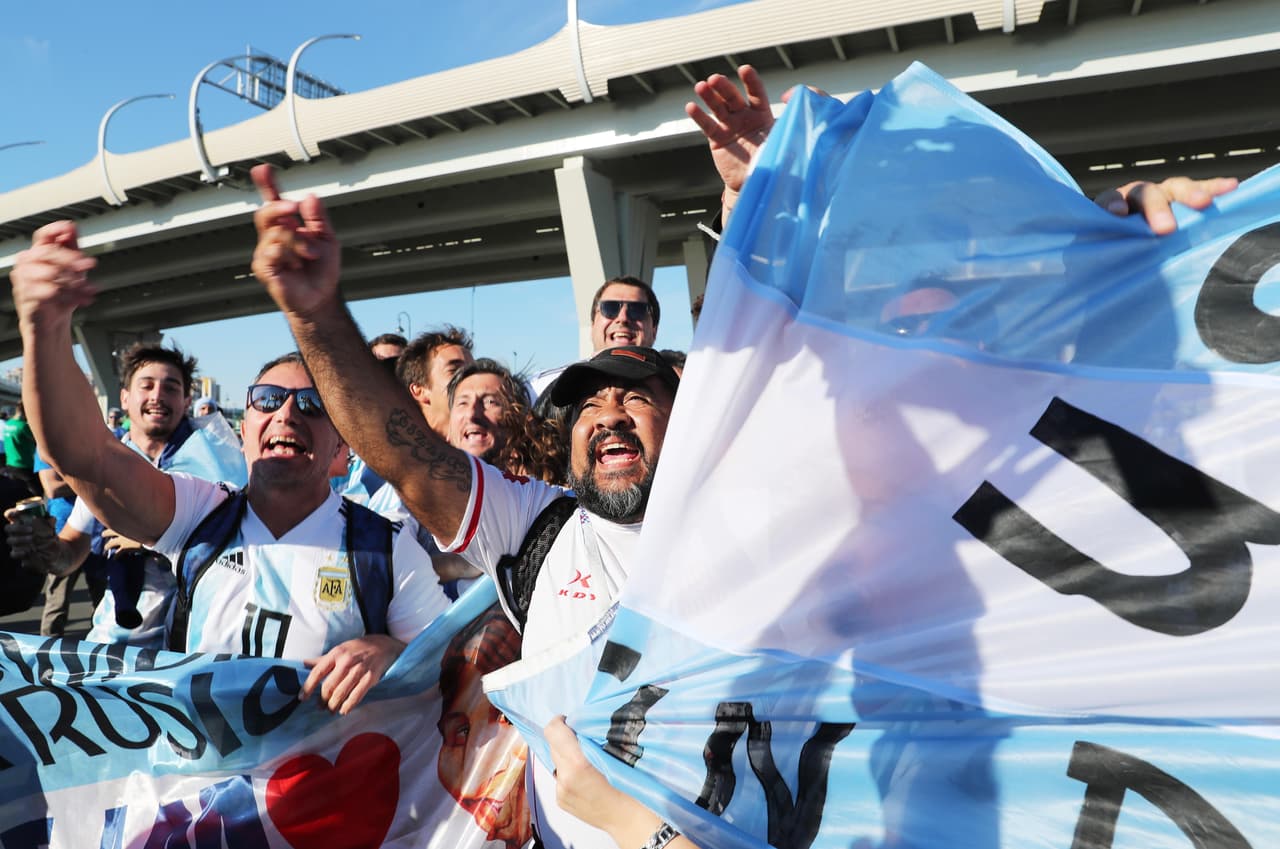 Los fanáticos de Argentina inundan de pasión el partido contra Nigeria en un encuentro de alegría y colorido en el tercer y definitivo partido del grupo D del Mundial Rusia 2018.