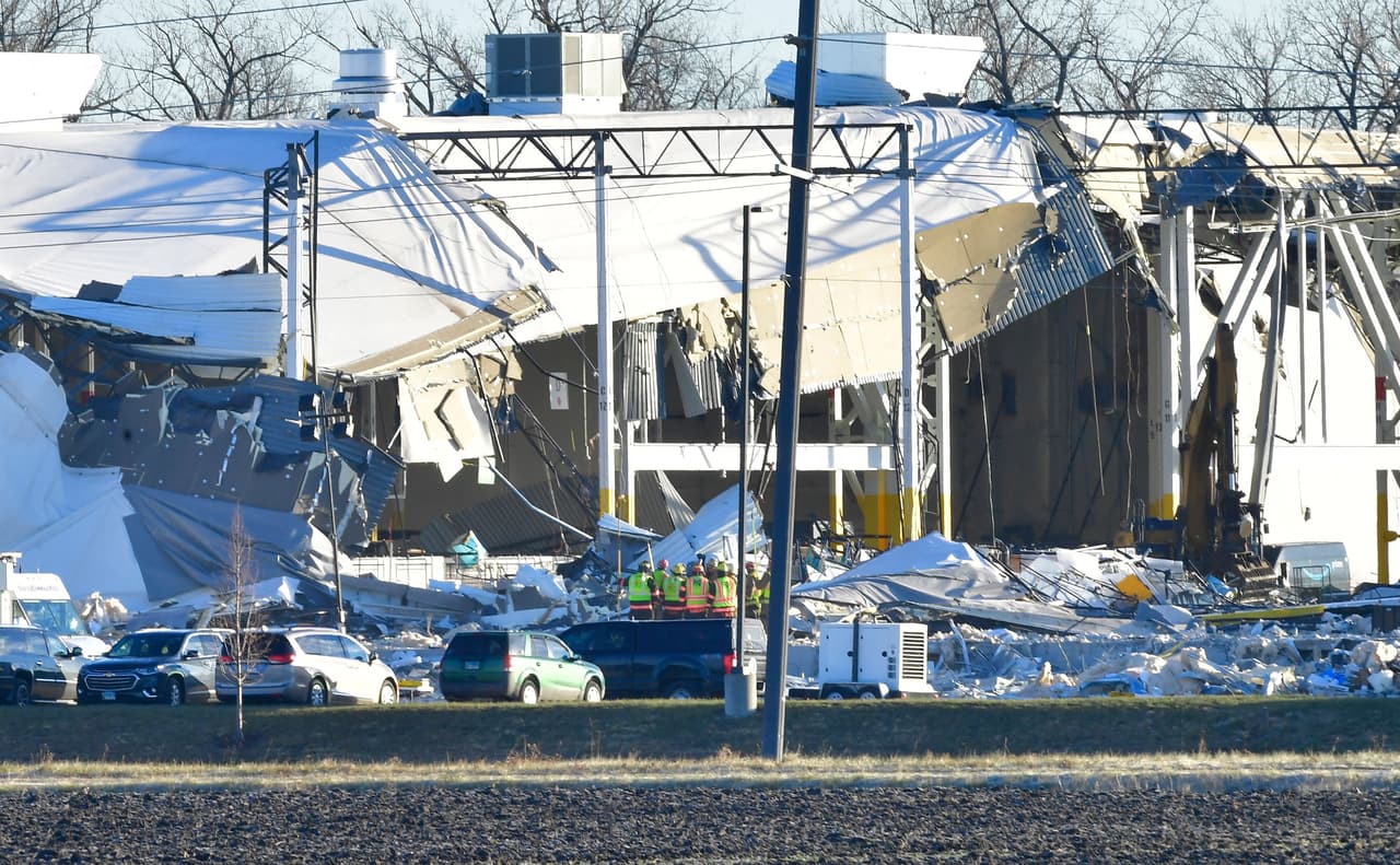 <b>Clayton Lynn Cope</b>, empleado de mantenimiento, llamó a su mamá antes del tornado y le dejó saber que se protegería. El exveterano del Navy, de 29 años, murió. Con lesiones de muerte también resultaron 
<b>Deandre S. Morrow</b>, de 28 años; 
<b>Larry E. Virden</b>, de 46, y 
<b>Kevin D. Dickey, </b>de 62.