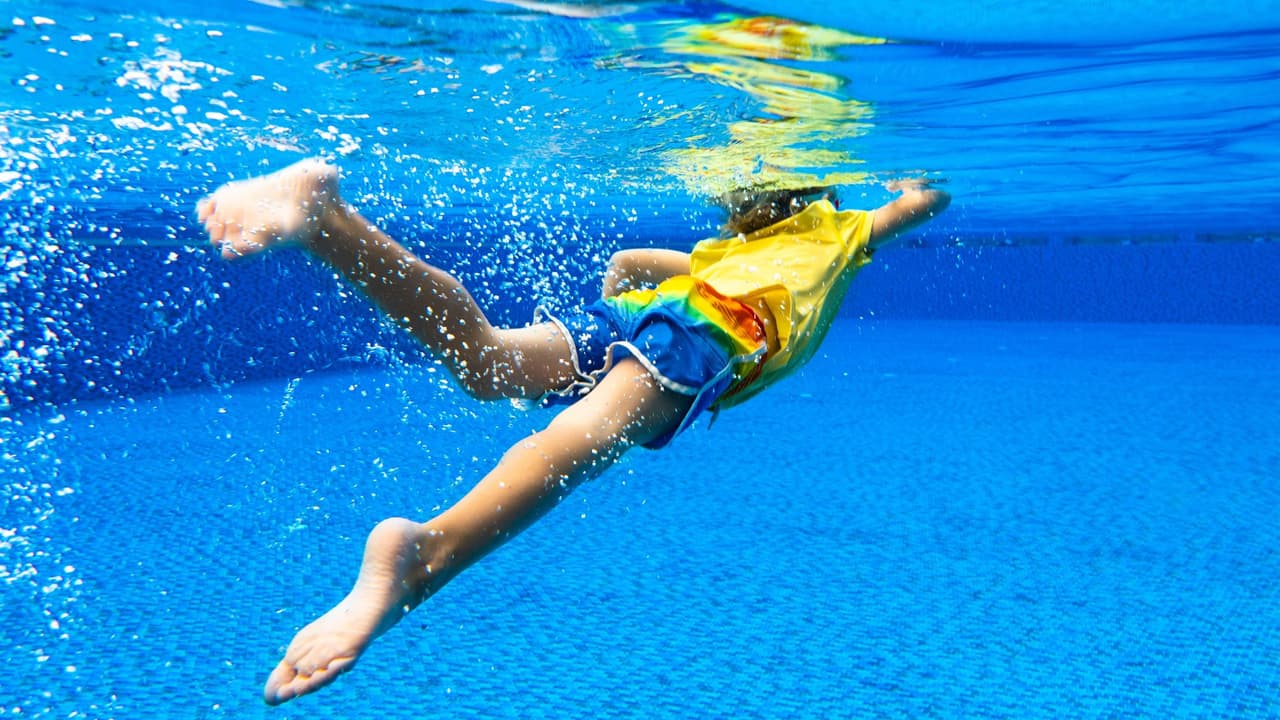 <b>6. ¿Desaparece un niño?</b> 
<b>Busca en la piscina.</b> Si un menor de edad desaparece de pronto, piensa en buscar en primer lugar en la piscina. Cada segundo es vital.
<br>