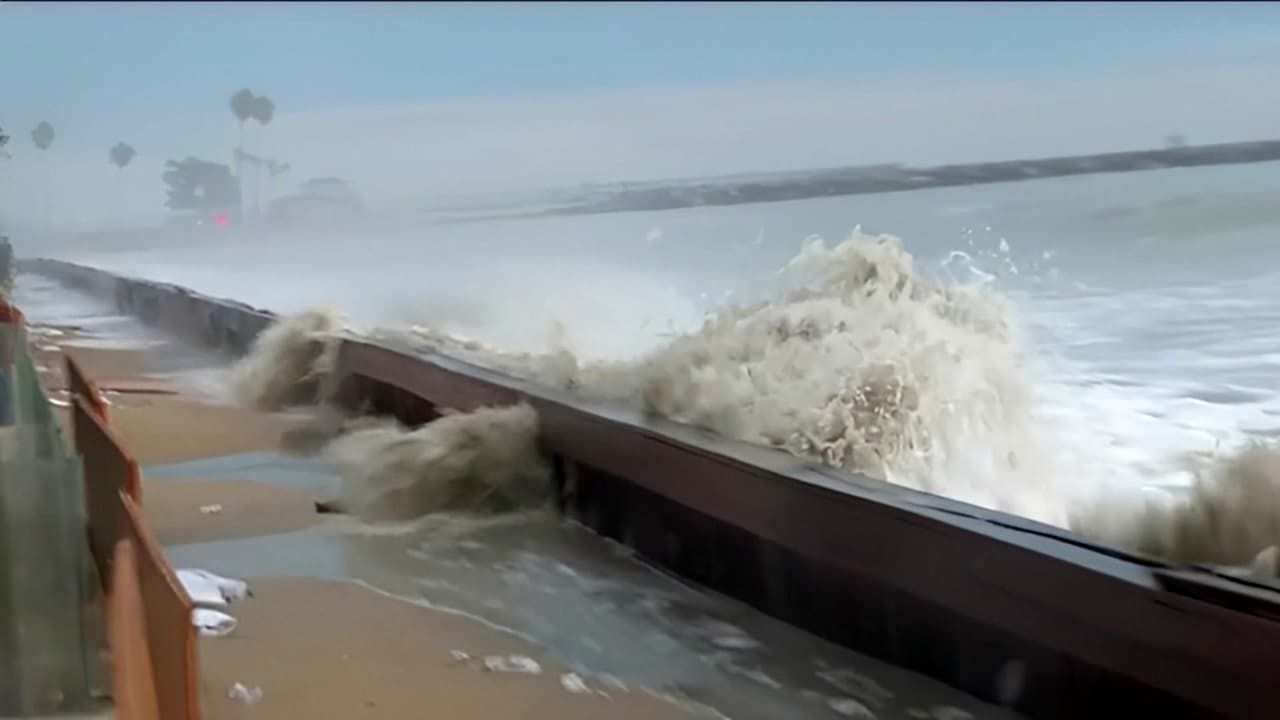 Newport Beach declara emergencia por mareas extremas que amenazan la costa