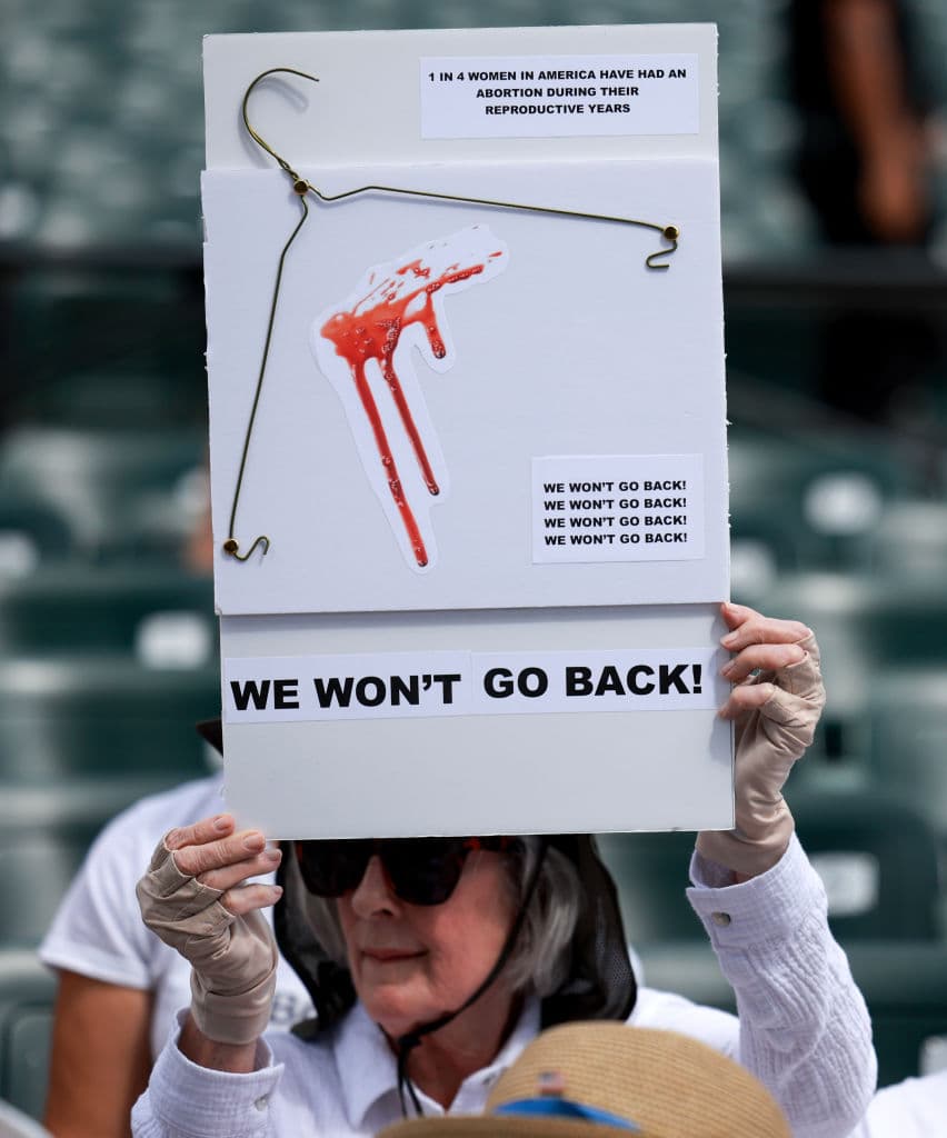 Una de las participantes en la manifestación, este sábado 14 de septiembre en Miami, recordó qué pasaba antes de 1973, cuando 
<b>a las mujeres no se les permitía abortar.</b> Algunas acudían a medidas desesperadas, 
<b>atentando contra su salud</b>, intentando 
<b><a href="https://www.univision.com/noticias/salud/el-movimiento-por-el-aborto-legal-retoma-fuerza-los-panuelos-verdes-salen-de-nuevo-a-las-calles-de-argentina-fotos" target="_blank">poner fin, en la clandestinidad, a un embarazo</a></b> no deseado.
