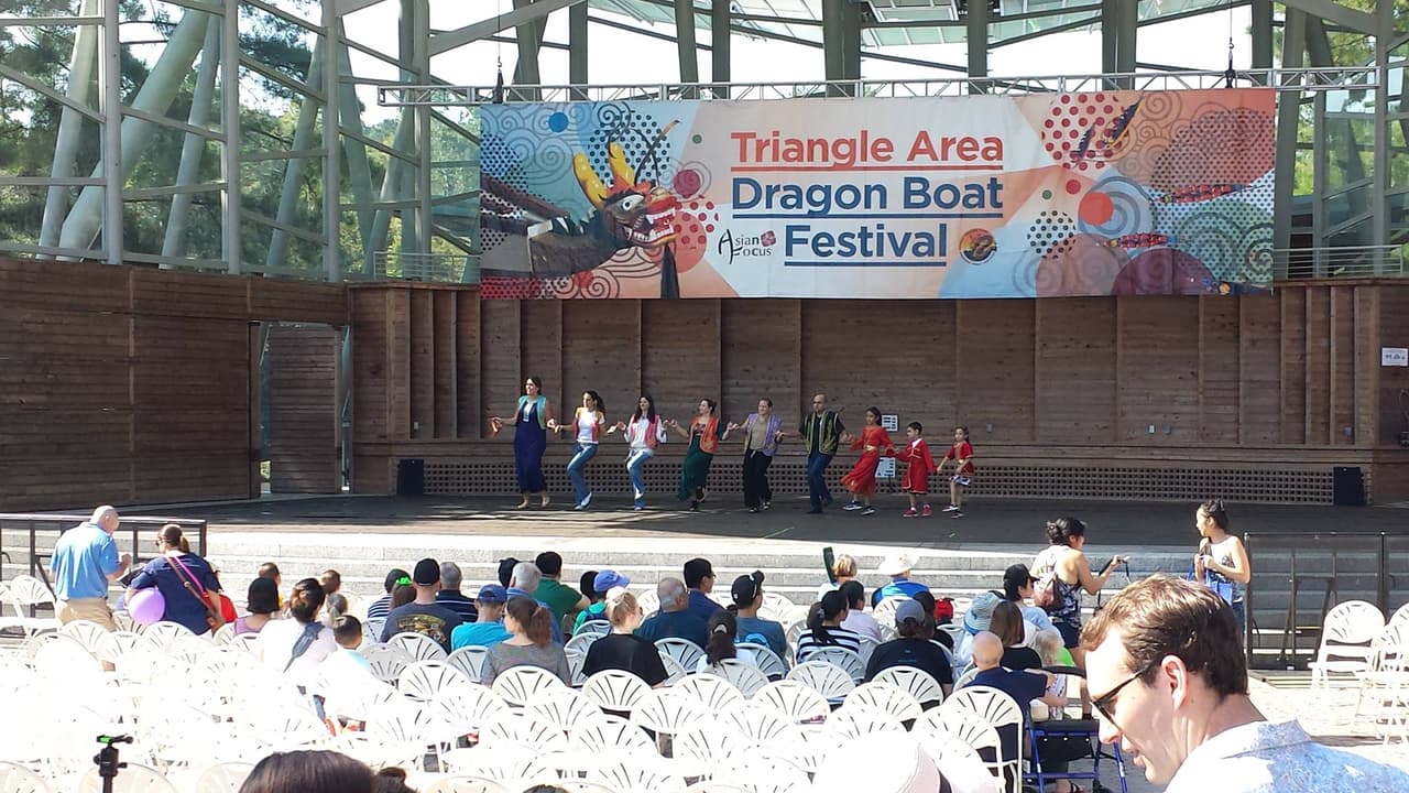 <b><a href="https://www.asianfocusnc.org/?fbclid=IwAR1IF6FlZ5a-Im4ogcNZccTWX88Nnt3VsXx65PiiH6YgIW4VuuY0ziCwVO4">Asia Fest and Dragon Boat Festival (17 de septiembre)</a></b>. Cada año, aproximadamente 10,000 visitantes llegan al anfiteatro Koka Booth para experimentar cerca de 100 exhibiciones y actividades que incluyen carreras de botes dragón, exhibiciones culturales, juegos y representaciones teatrales. El festival también presenta una amplia colección de comidas y delicias étnicas, donde los asistentes pueden degustar comida callejera única de los chefs locales.