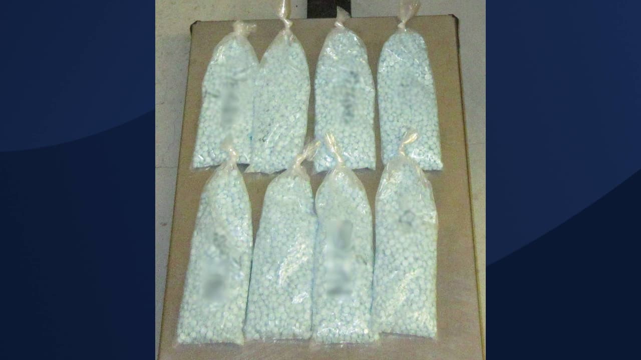 De acuerdo con las autoridades, las bolsas de plástico contenían 20,000
<b>pastillas pequeñas, redondas y azules marcadas con "M30"</b>; las píldoras incautadas eran
<b><a href="https://www.univision.com/local/arizona-ktvw/demanda-contra-farmaceuticas-por-el-tema-de-los-opioides-llega-a-millonario-acuerdo-video">píldoras de oxicodona falsificadas con fentanilo</a></b>.
<br>