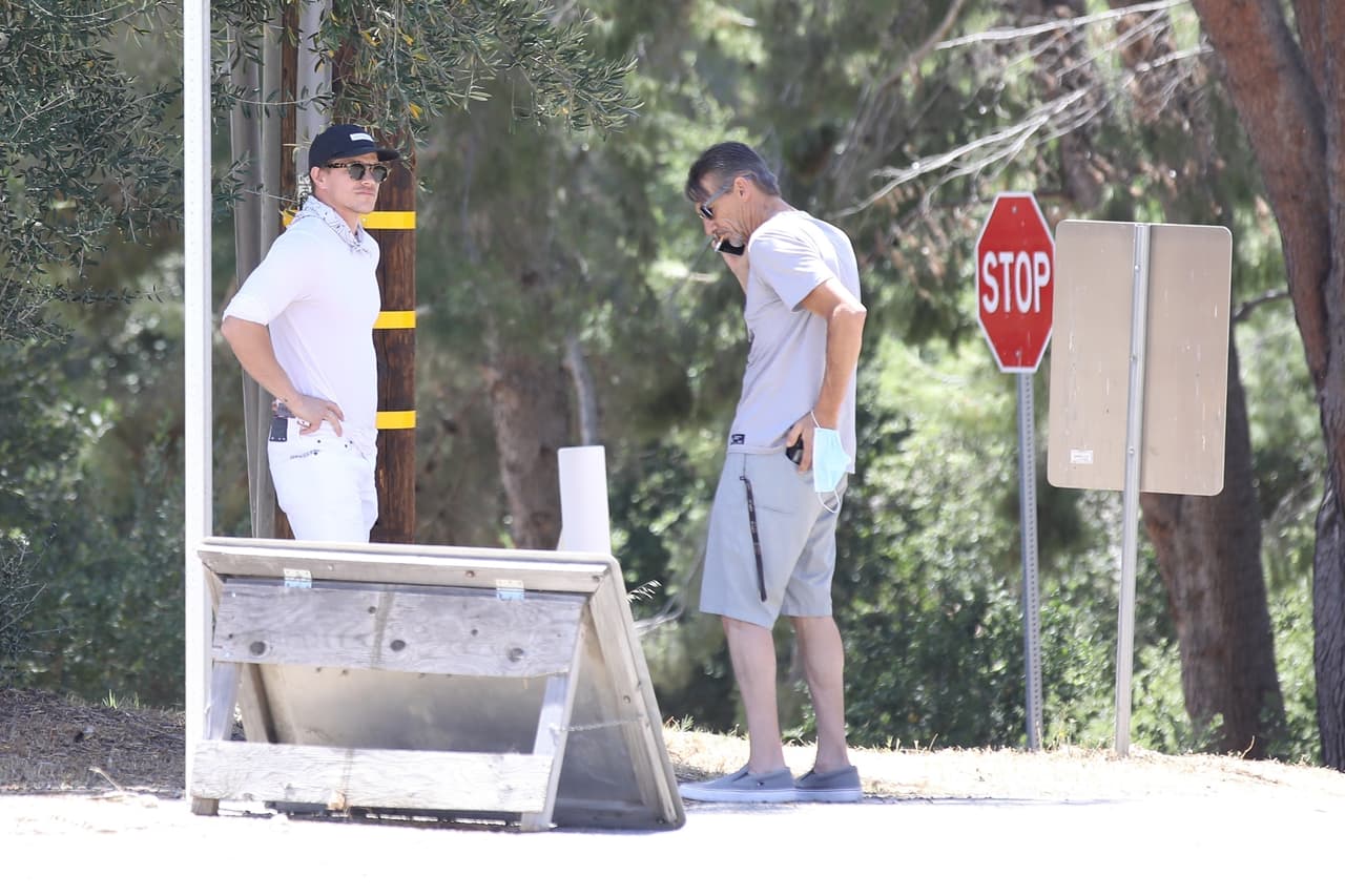 El niño está con su padre. El pequeño dijo a los investigadores que su madre nunca volvió al bote después de haber estado en el agua.
<br>