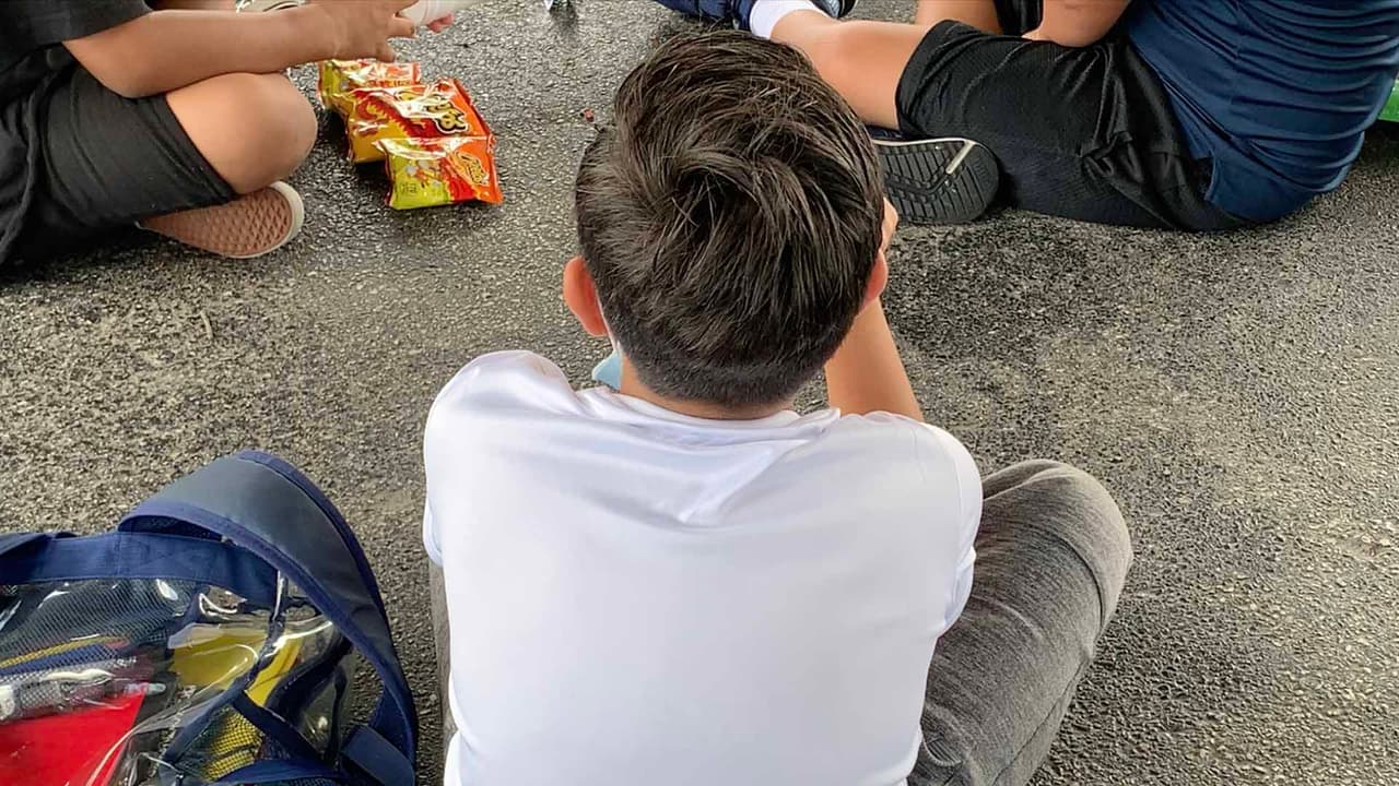 También preguntarles qué es lo que se ha hablado en la escuela sobre lo que sucedió en el tiroteo.