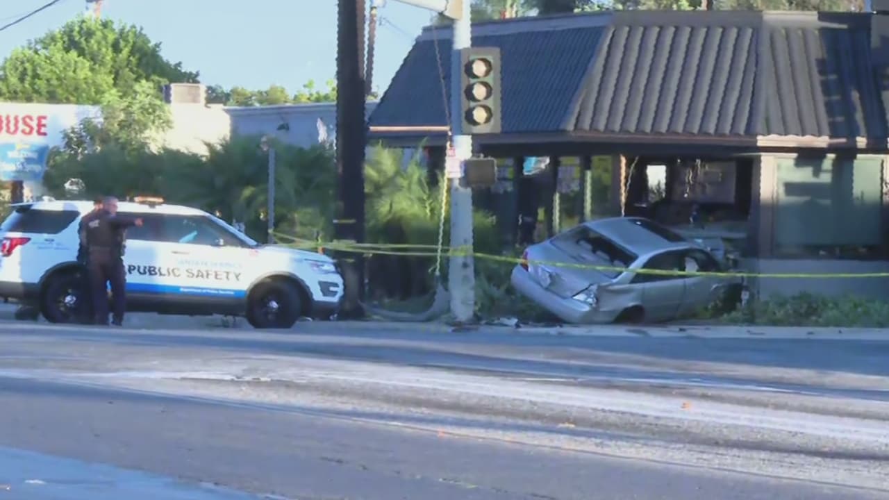 Un muerto y varios heridos tras choque de un auto contra una hamburguesería en Santa Fe Springs