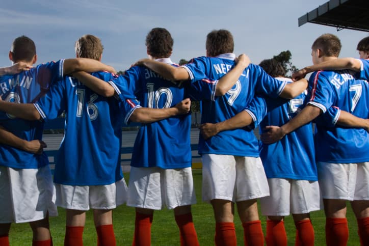 El abrazo al llegar de la guerra, de un largo viaje, el abrazo al amigo que ha perdido un ser querido, al hijo que logró un triunfo en la escuela, al hermano que llora o que está alegre, al triunfo de tu equipo deportivo, o a la tristeza de una ausencia... el abrazo es indispensable y está presente siempre en los grandes acontecimientos humanos.