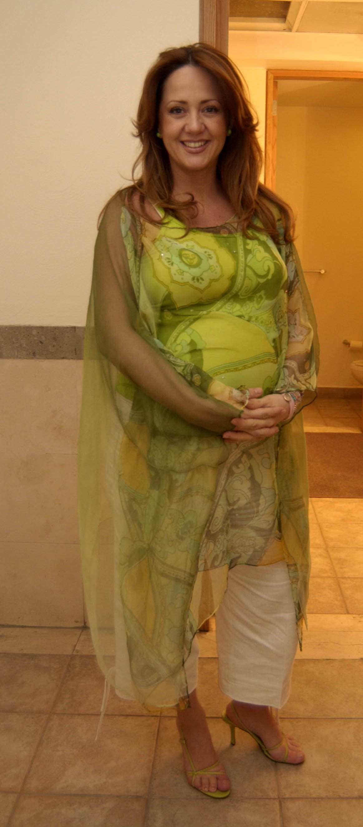 Así lucía Andrea Legarreta en su primer embarazo. Aquí esperaba a su hija Mía (2005).