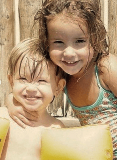 Las jovencitas son inseparables desde pequeñas. Así lucían en sus primeros años de vida.