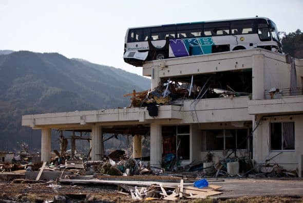 El primer ministro de Japón se comprometió el viernes a ganar la batalla contra el calentamiento excesivo en una planta nuclear, aún cuando autoridades de seguridad atómica plantearon dudas sobre la exactitud de las mediciones de radiación efectuadas en el complejo y expertos en el tema nuclear advierten que la contaminación perdurará por largo tiempo en la zona impactada por el terremoto y posterior tsunami del 11 de marzo.