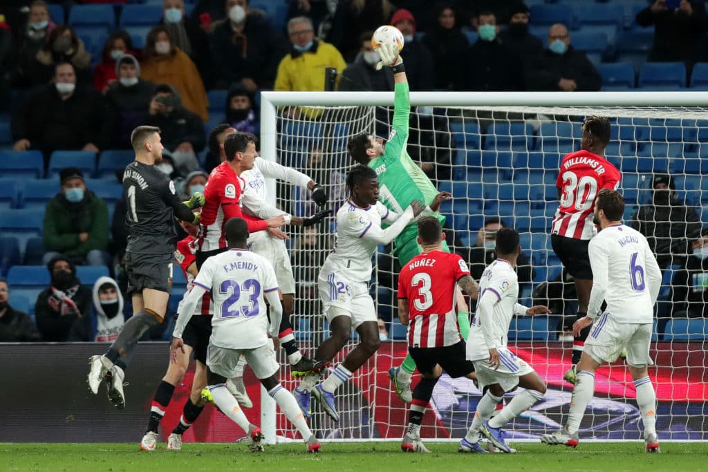 Real madrid no se quiere despegar de la cima de la tabla y le pegan 1-0 al Athletic Club con gol de Karim Benzema.