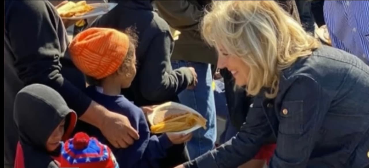 “Sirvió comida y tamales a la gente. Pudo ver lo que vivimos diario y recordar eso me da tanta esperanza de que estas personas
<b>puedan tener ayuda y un futuro mejor”</b>, cuenta Benavides.
<br>