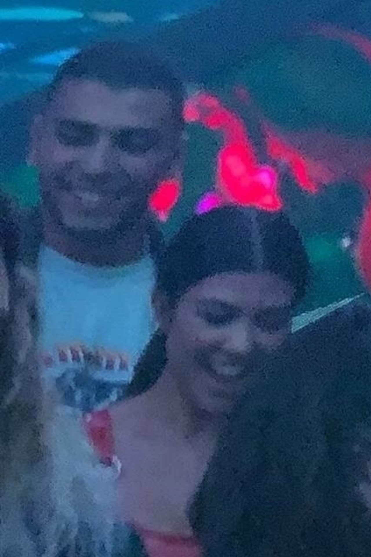 Su hermana Kourtney también fue y estuvo acompañada toda la noche por su 
<b><a href="https://www.univision.com/entretenimiento/asi-fueron-las-fabulosas-vacaciones-de-kourtney-kardashian-y-su-novio-en-italia-fotos">expareja, el modelo Younes Bendjima</a></b>, con quien mantuvo casi dos años de relación.