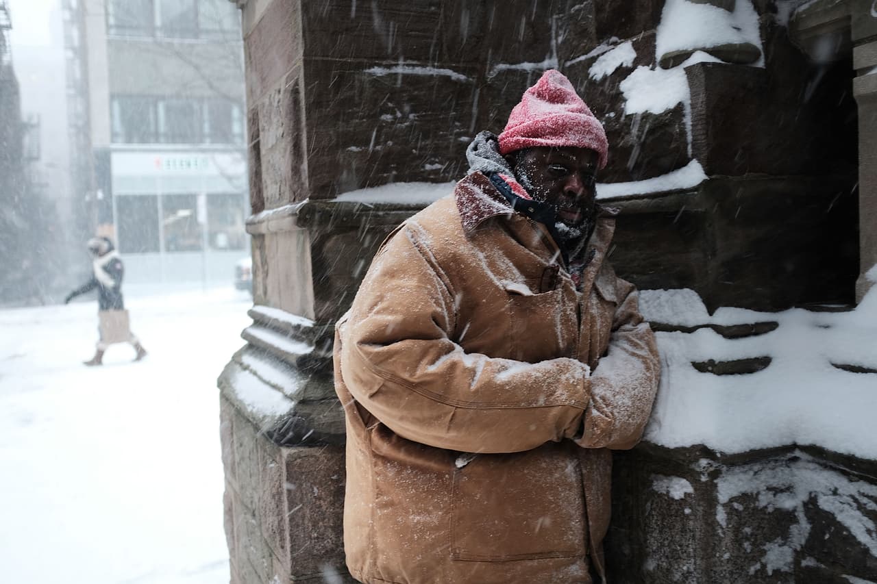 Un indigente intenta protegerse de la nevada en una calle de Boston, Massachusetts.