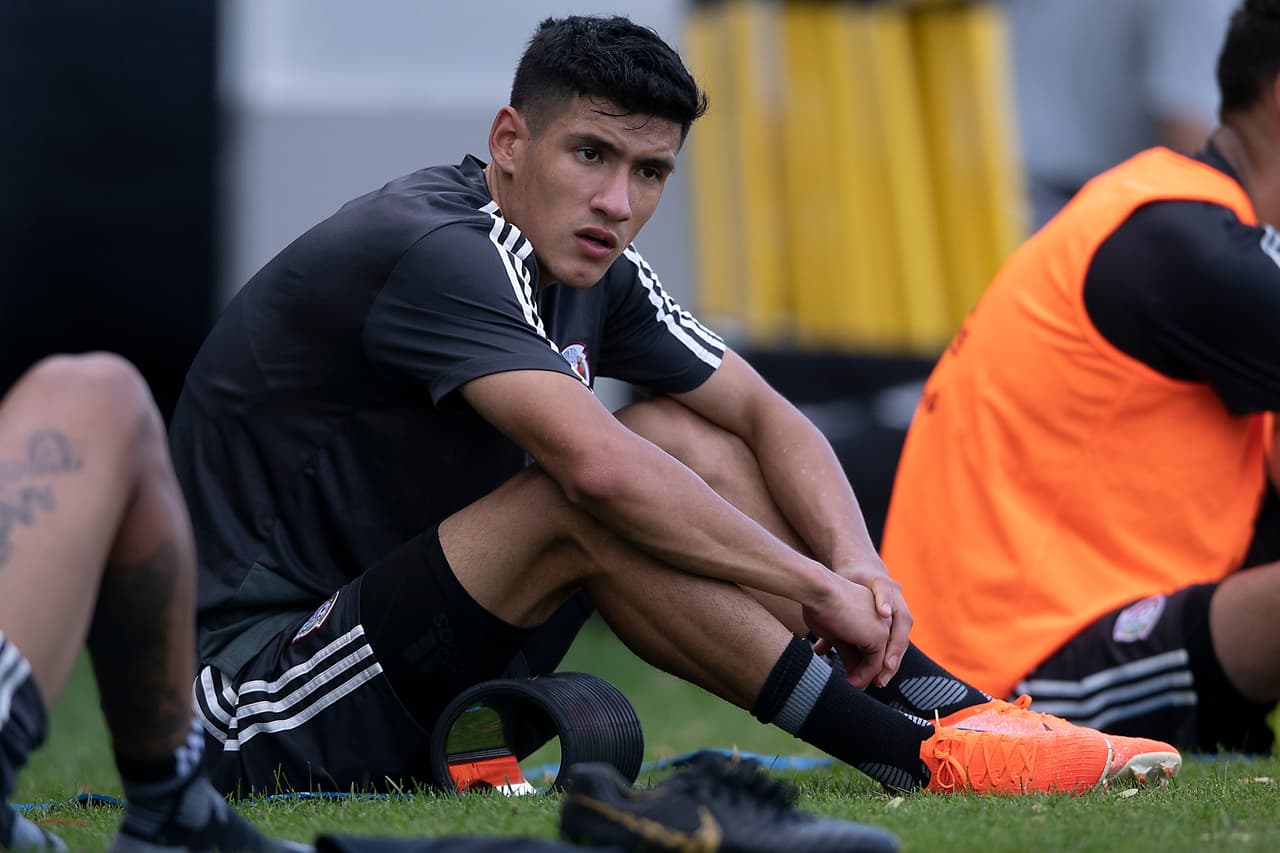Integrantes y cuerpo técnico de la Selección Mexicana de fútbol no perdieron el tiempo y luego de su llegada a la ciudad de Chicago, se pusieron a entrenar en las instalaciones de la Universidad de Illinois. El entrenador Gerardo 'Tata' Martino dirigió la práctica para iniciar con la preparación en ruta al importante duelo por la Final de la Copa Oro ante Estados Unidos.