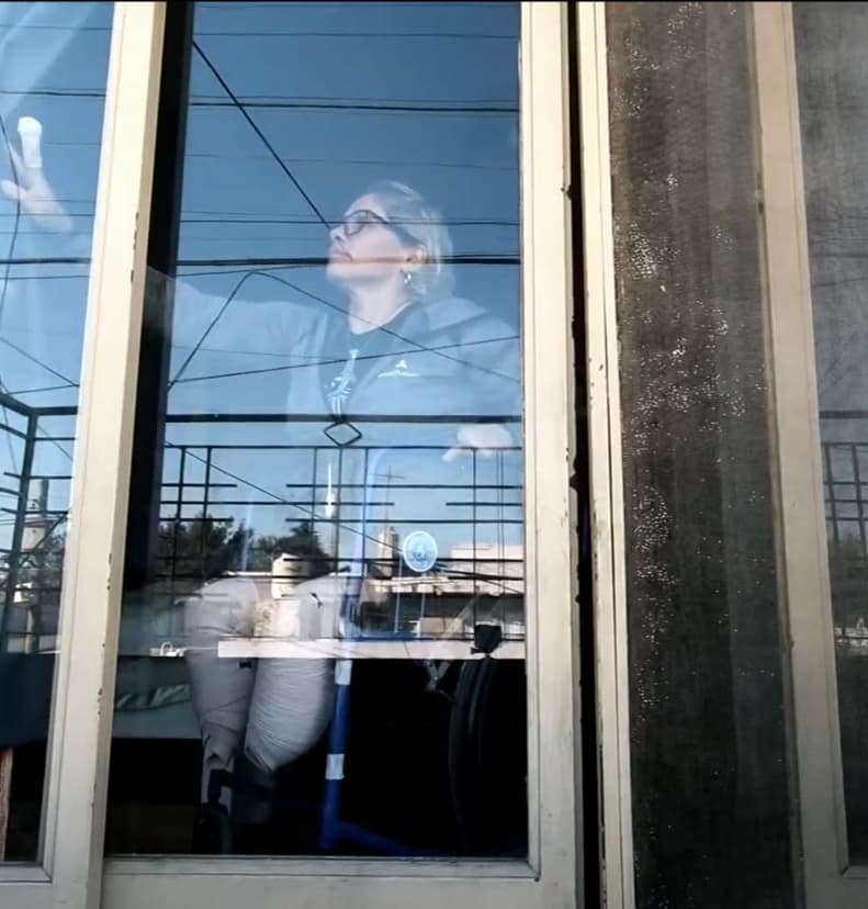 Ahora, Parada permanece todo el día en su casa con unas rodilleras de voleibol para poder moverse y, aunque puede atenderse sola, lo que más desea es poder adquirir unas prótesis que le permitan volver a jugar y correr con su pequeño nieto. 
<br>