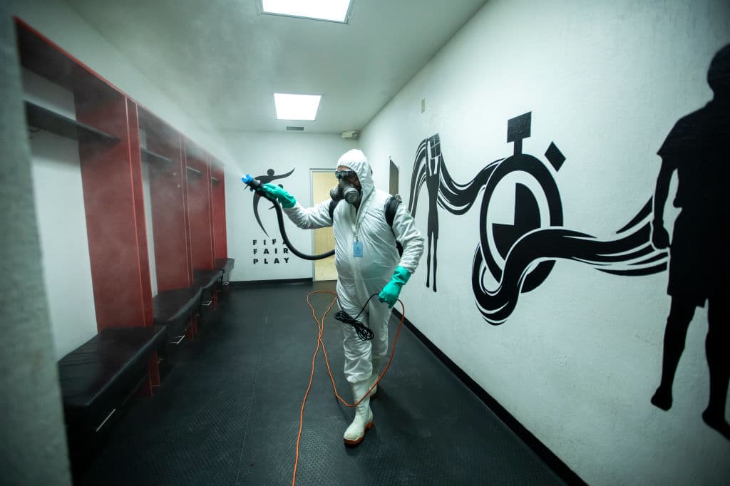 <b>Un error de inicio. </b>Cuando comenzó la pandemia, se pensaba que la transmisión del coronavirus a través de las superficies era muy relevante. Eso dio pie a escenas espectaculares de desinfección en todo el mundo en perjuicio de otras medidas que se han comprobado mucho más decisivas: había mascarillas precarias muchas veces, pero las calles rociadas de lejía cada noche.