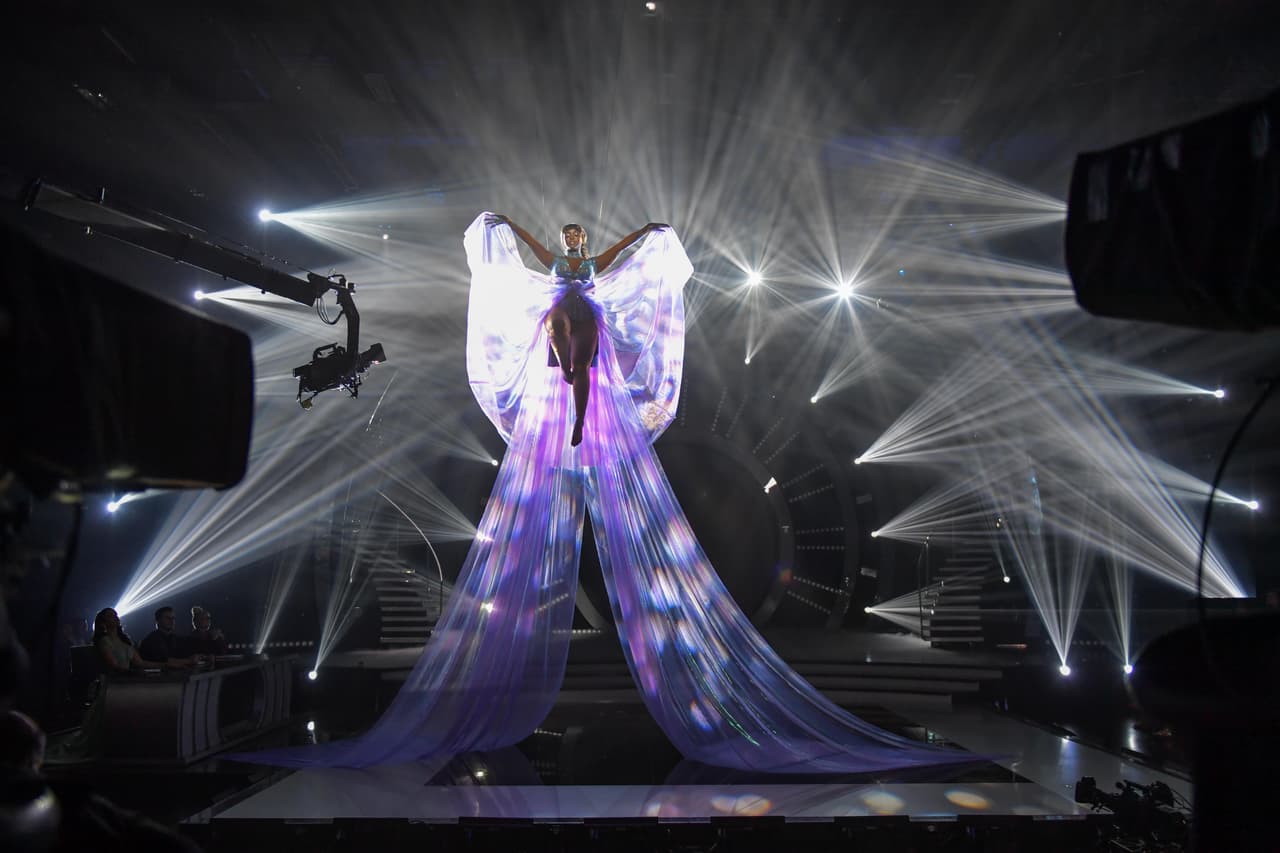 La cantante dominicana comenzó su acto musical en los aires.