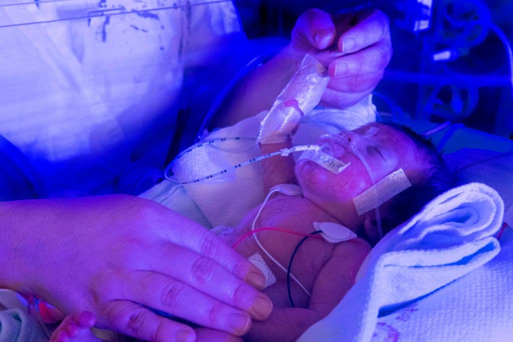 Mónica Morales, una madre con una bebé recién nacida, dijo que los médicos le pidieron "tener un poco más de precaución con lo que es el contacto con las demás personas y evitar al máximo salir de la casa y exponer a la bebé".
<br>