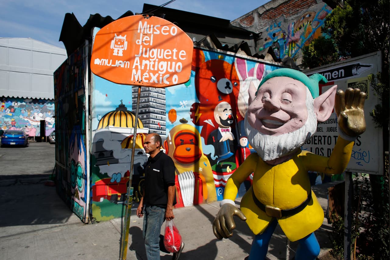 Situado en el histórico y peligroso barrio Doctores del centro de la capital, el museo está lleno de Legos, figuras de superhéroes, robots, aviones, trenes y piezas de Hello Kitty. Sin embargo, los juguetes tradicionales mexicanos que ya no se producen son las piezas más importantes de la colección.