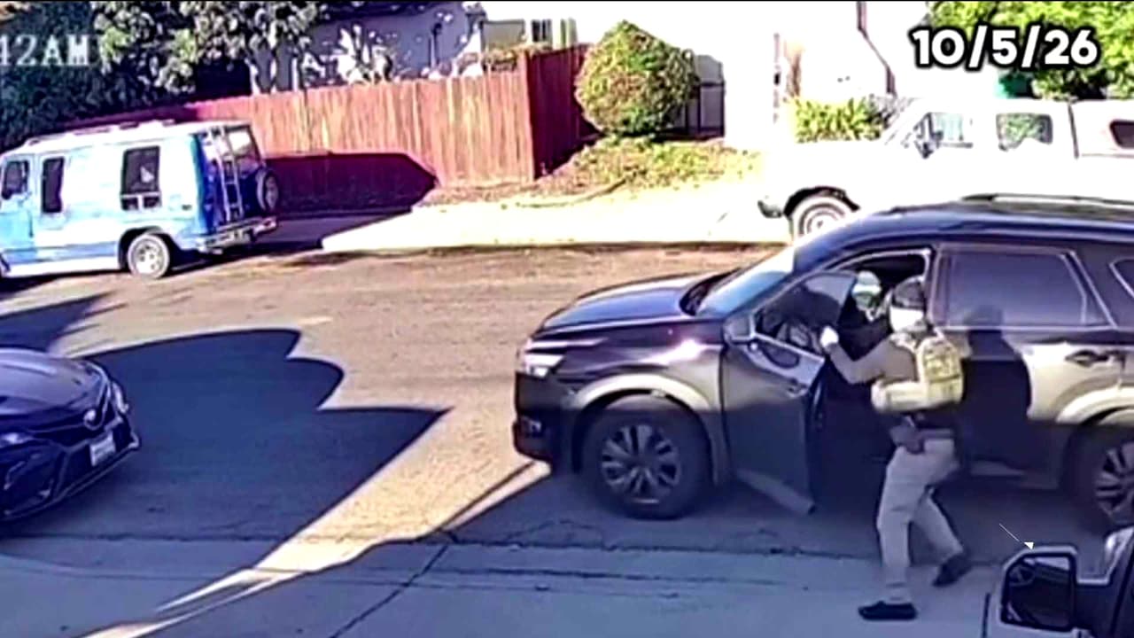 Lo que se sabe del choque de agentes de ICE contra vehículo estacionado en Santa María
