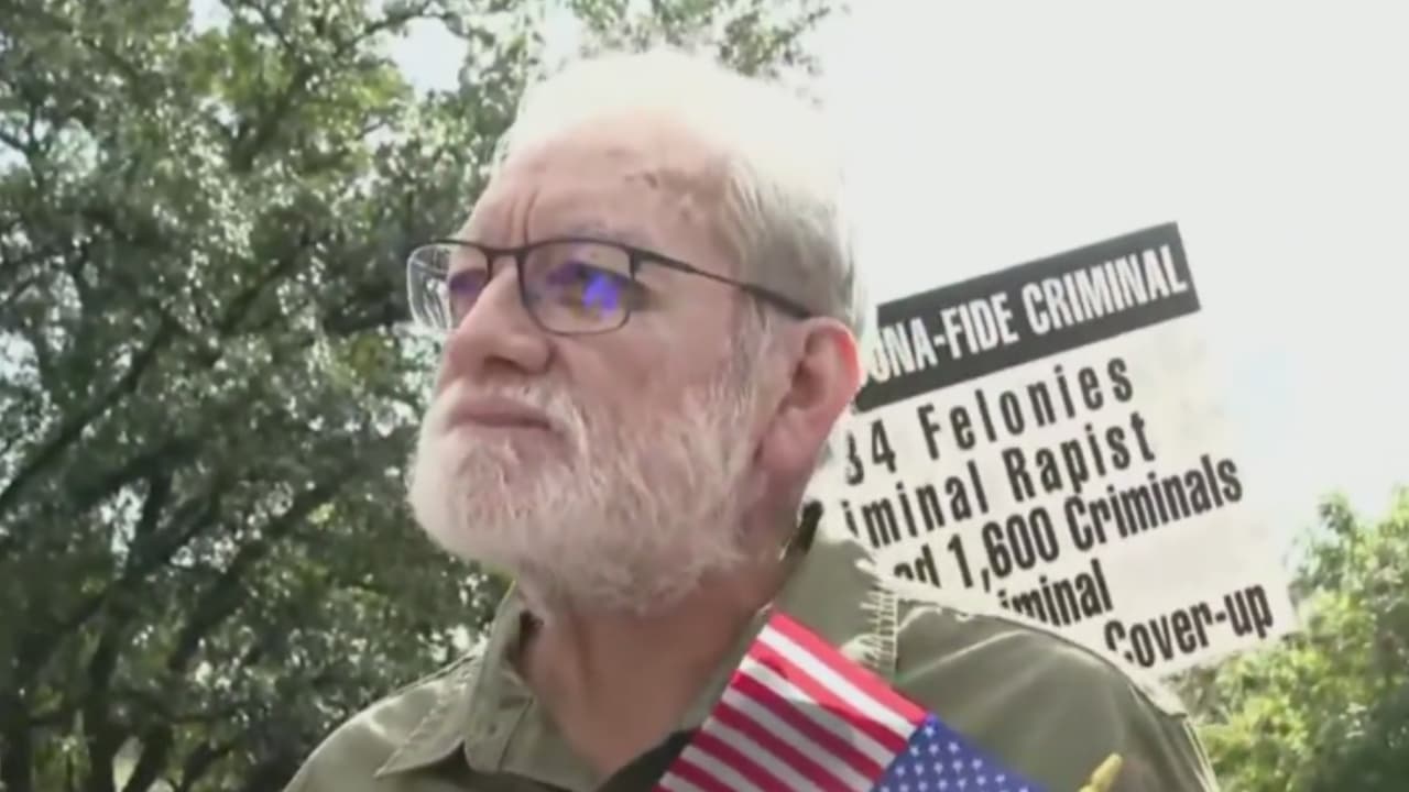 Cientos de personas en Fort Worth salieron a las calles durante la jornada ‘No Kings’ de este sábado para expresar su apoyo a la comunidad inmigrante y el descontento contra las políticas de la administración del presidente Donald Trump. “Queremos justicia del gobierno federal; como todas las personas, tenemos el derecho de defender nuestra patria”, asegura un manifestante.