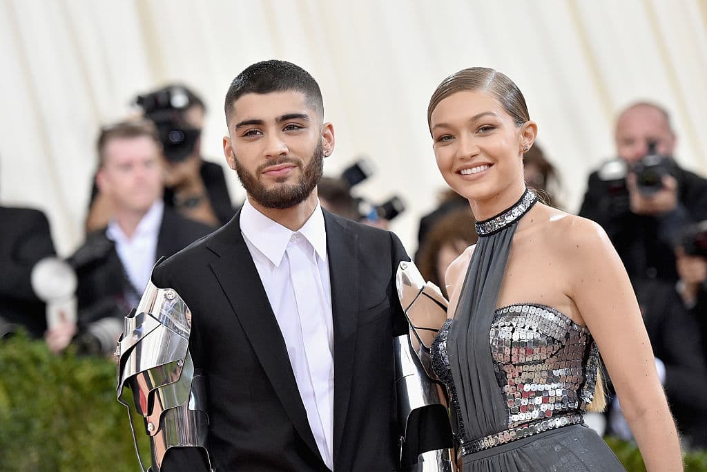 <b>Gigi Hadid</b> y 
<b>Zayn Malik</b> dieron fin a su relación tras seis años de relación y a 13 meses de haber formado una familia con el nacimiento de su hija. La separación ocurrió en octubre de 2021 y se dio después de que la madre de Hadid levantara una demanda en contra del cantante por supuesta agresión.