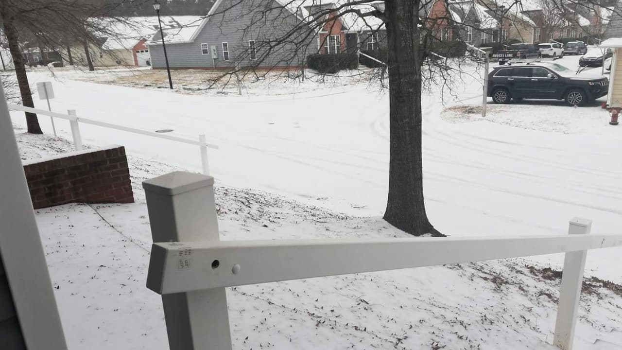 En la ciudad de Raleigh durante la mañana hubo acumulación de nieve de hasta una pulgada y lluvia helada en algunas regiones.