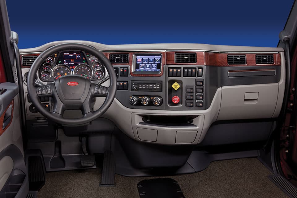El tablero de instrumentos y controles del Peterbuilt 567 fue diseñado alrededor del operador a fin de proveerlo con ergonomía y comodidad. Casi parece un espacio para operar un vehículo de uso regular.