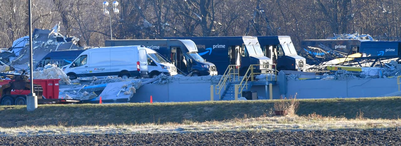 Varias de las víctimas fatales eran conductores de Amazon que llegaron a la estación cerca de las 8:38 de la noche del viernes y buscaron refugio en el edificio.
