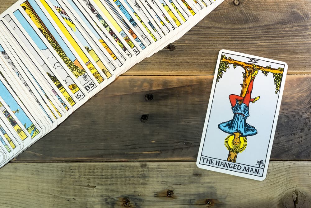 La carta del Colgado es la número 12 dentro de la baraja del tarot y forma parte de los 22 Arcanos Mayores, las de mayor importancia. Como el resto de las 78 cartas, tiene un significado distinto si en tu lectura te sale "normal" y otro si la carta te sale invertida. Veamos qué representa a continuación.