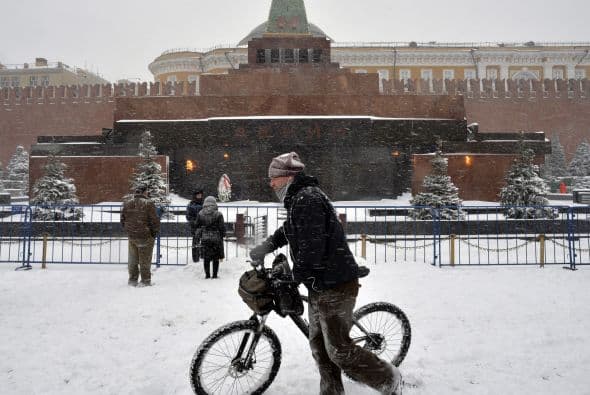 Algunos residentes optaron por usar bicicleta. Pero también tuvieron dificultades para movilizarse por tanta nieve.