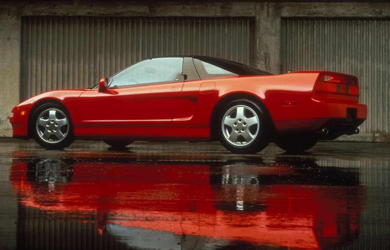 En el vínculo de Trump con los automóviles aparece un Acura NSX año 1991. Este deportivo había sido comprado por el empresario para Marla Maples, hoy ex-exposa del candidato. Recientemente fue puesto a la venta, según el sitio CarBuzz. Acura NSX 1991 cuenta con un motor V6 de 3.0 litros que desarrolla 270 HP y 210 lbs-pie de torque. En sitios de venta se ofrece en un rango entre los 20,000 y los 60,000 dólares.