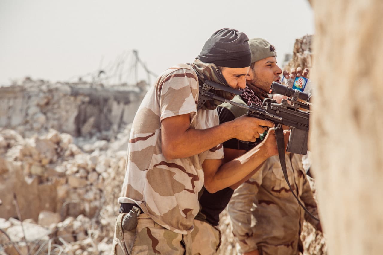 "Pacientemente esperaban que soldados de ISIS aparecieran para dispararles. Muchos miembros de ISIS han intentado escapar como refugiados, incluso vestidos de mujeres, usando maquillaje".