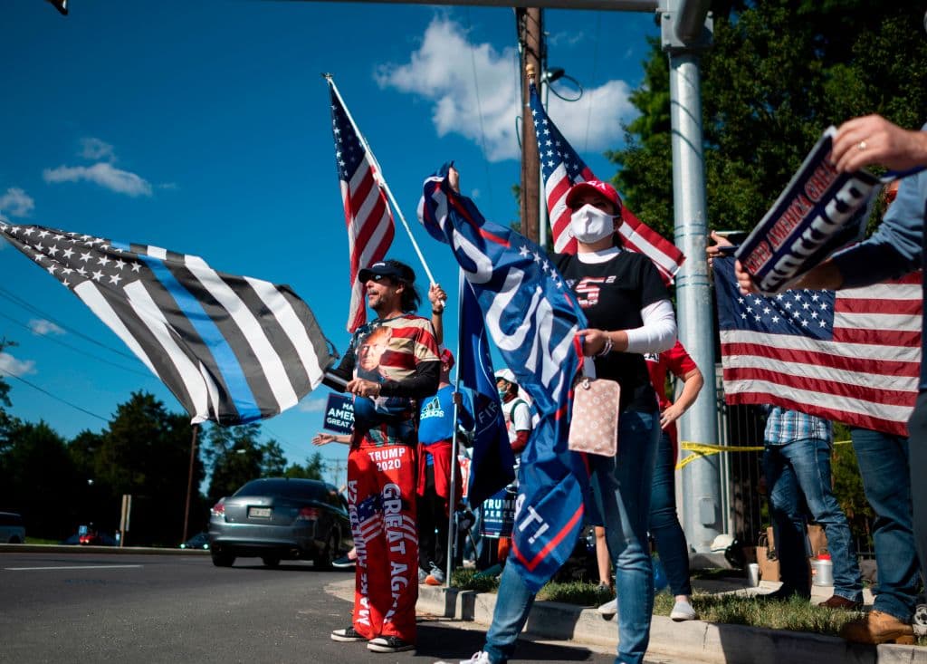 Otros seguidores de Trump frente al hospital. Hubo confusión sobre el estado de salud de Trump luego de que el jefe de gabinete de la Casa Blanca, Mark Meadows, indicara a periodistas que 
<b>"los signos vitales del presidente durante las últimas 24 horas fueron muy preocupantes y las próximas 48 horas serán críticas en cuanto a su atención médica. No estamos aún en un camino claro hacia la recuperación"</b>.
<br>