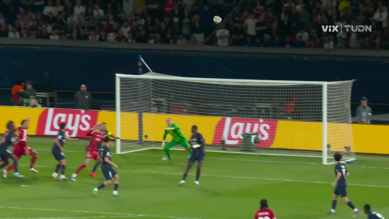 ¡Safonov sale con todo a cortar centro peligroso del Liverpool!