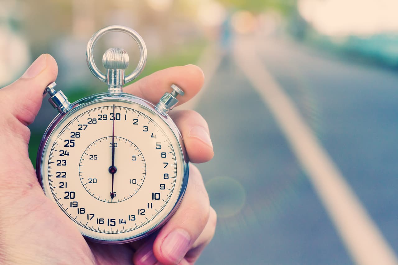 <b>¿Cuánto tiempo debo calentar mi auto?</b>
<br>
<br>Si bien los carros nuevos son más sofisticados y arrancan sin problema durante invierno, es bueno prevenir cualquier falla o desgaste innecesario calentándolo entre 
<b>dos a cinco minutos</b> antes de iniciar tu viaje. 
<br>
<br>Para autos con más años debes hacerlo entre 
<b>cinco y diez minutos</b>. Sólo así protegerás y pondrás todos sus elementos (líquidos, combustible, cables y mangueras) a la temperatura adecuada.