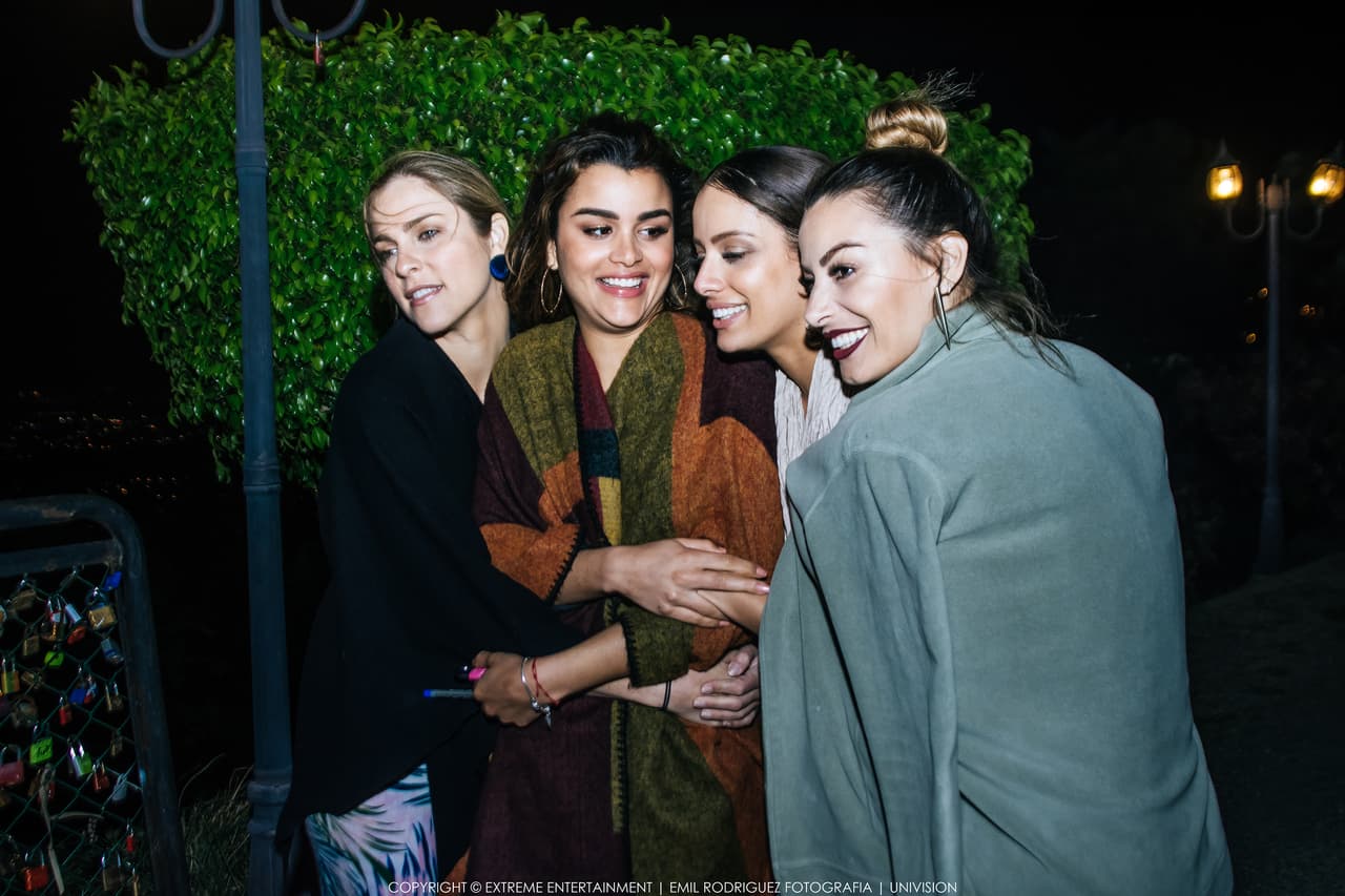 Finalmente, a pesar del frío, la noche del último día las chicas decidieron hacer una promesa de amistad eterna.