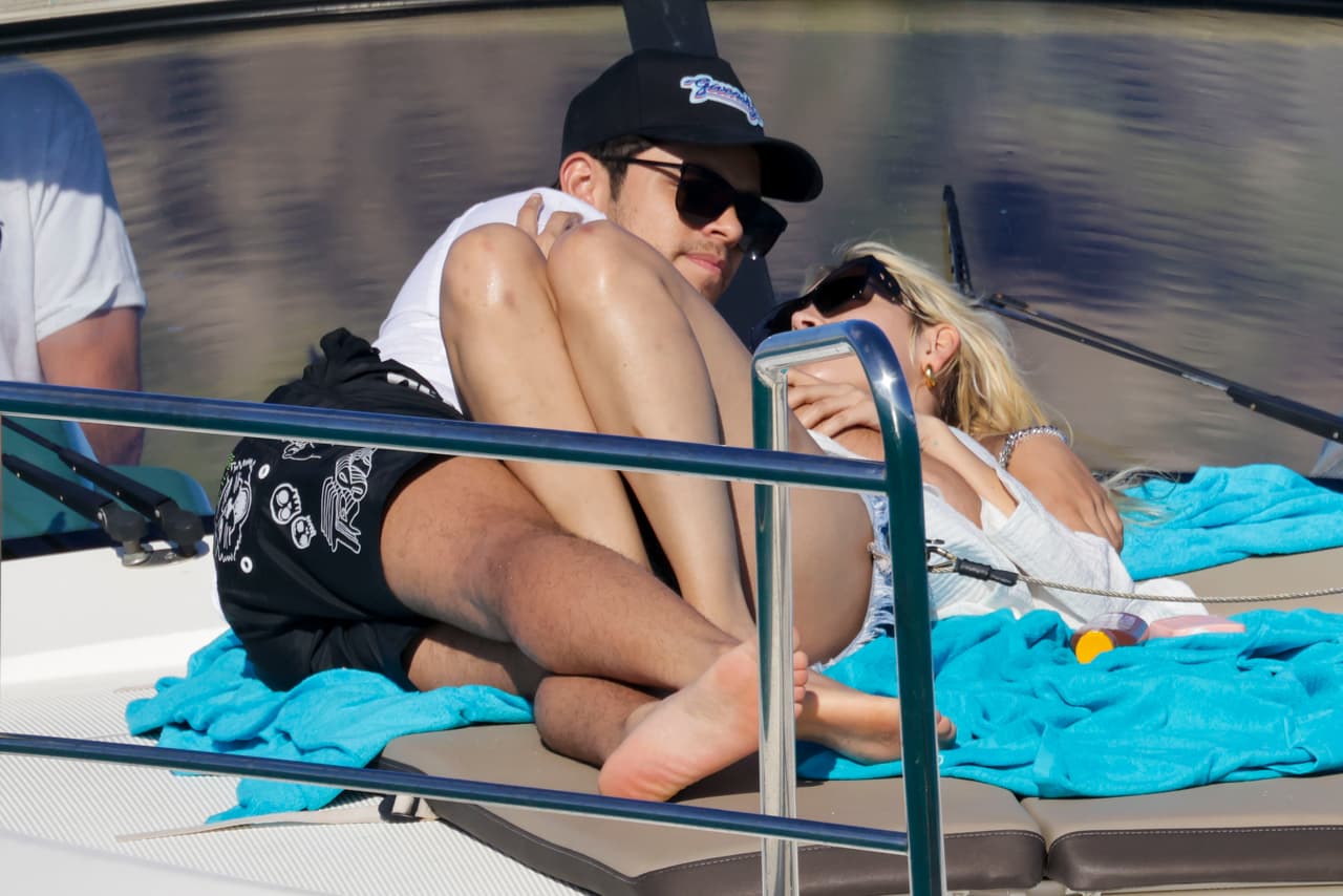 La pareja fue captada en actitud romántica.