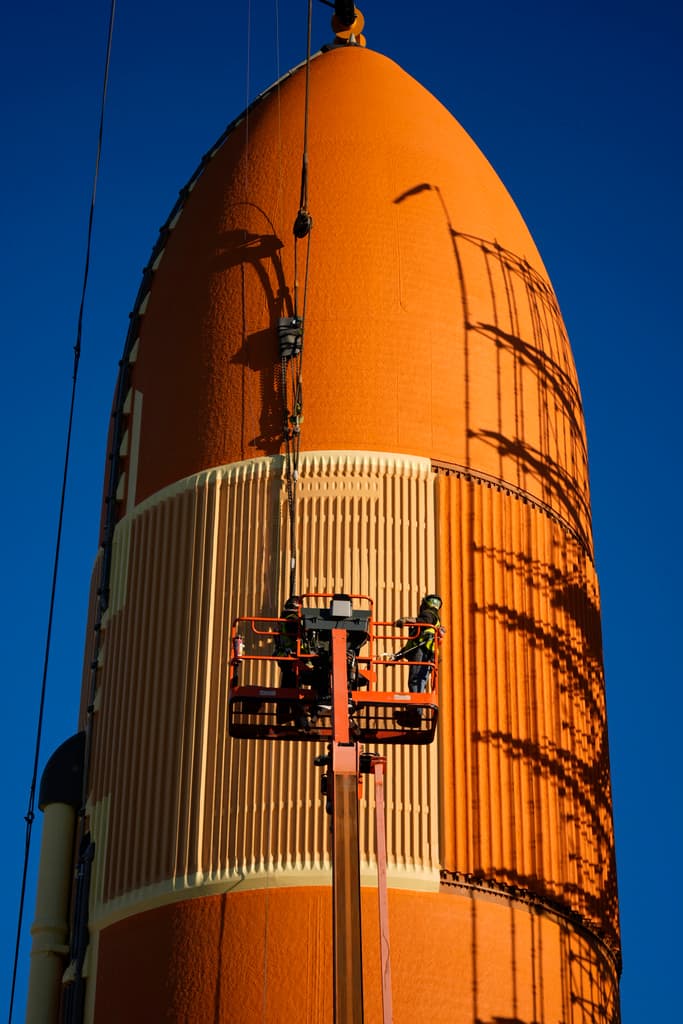 A eso de las 11:05 a.m. del sábado 13 de enero, el tanque del Endeavour quedó completamente asegurado, en posición de despegue, para una futura exhibición.