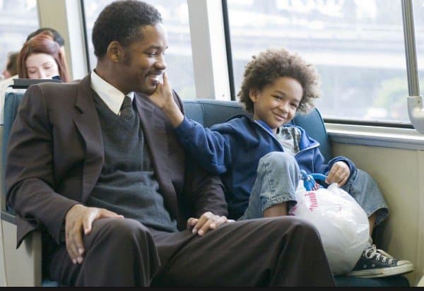 En la historia real de Chris Gardner él sí recibía un sueldo en su empleo, pero la cantidad era modesta y no le alcanzaba para cubrir todos los gastos.