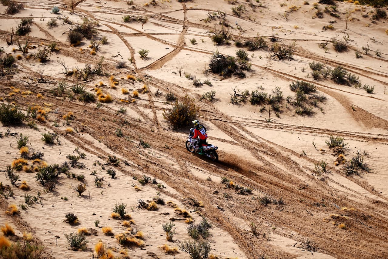 El rally Dakar es la primera gran competencia del año en automovilismo y motociclismo, en recorridos por lugares desérticos en los que los competidores incluso arriesgan su vida. En medio de esa exigencia, la belleza de la naturaleza, multicolor y diversa, adorna la carrera en Suramérica.