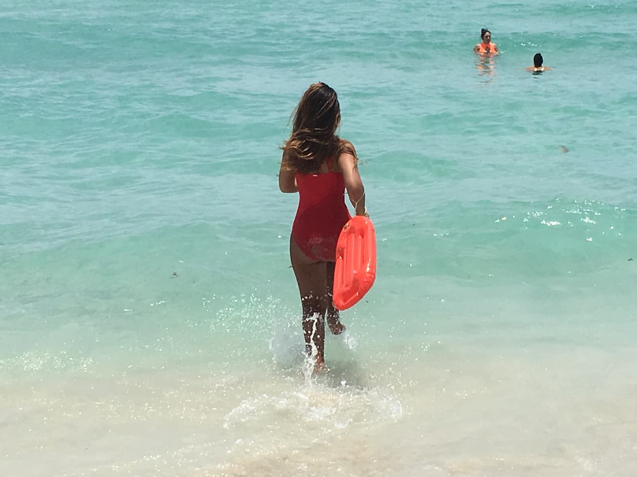 Clarissa entra al agua para grabar la parte más sexy