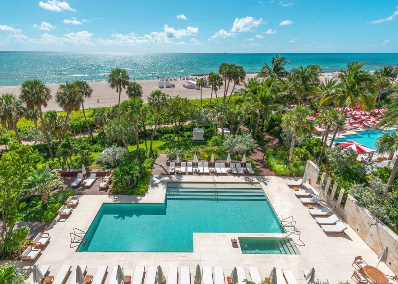 Hace unos meses, Kim y Kanye declinaron 
<b><a href="https://www.univision.com/entretenimiento/este-es-el-costoso-apartamento-que-kanye-west-le-regalo-a-kim-kardashian-como-regalo-de-navidad-fotos">la compra de un departamento en Miami,</a></b> Florida, valuado en 14 millones de dólares.