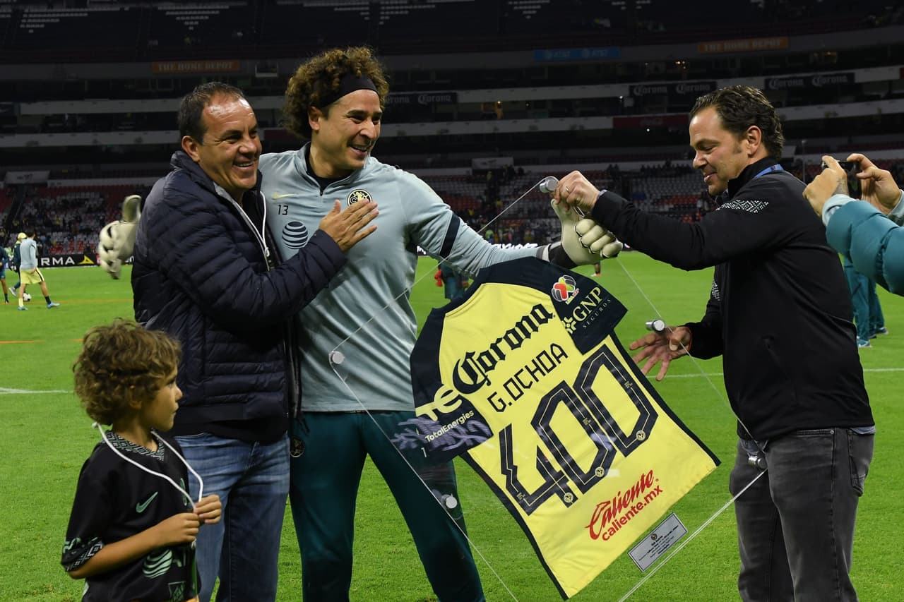 El presidente del América, Santiago Baños, entregó el reconocimiento.