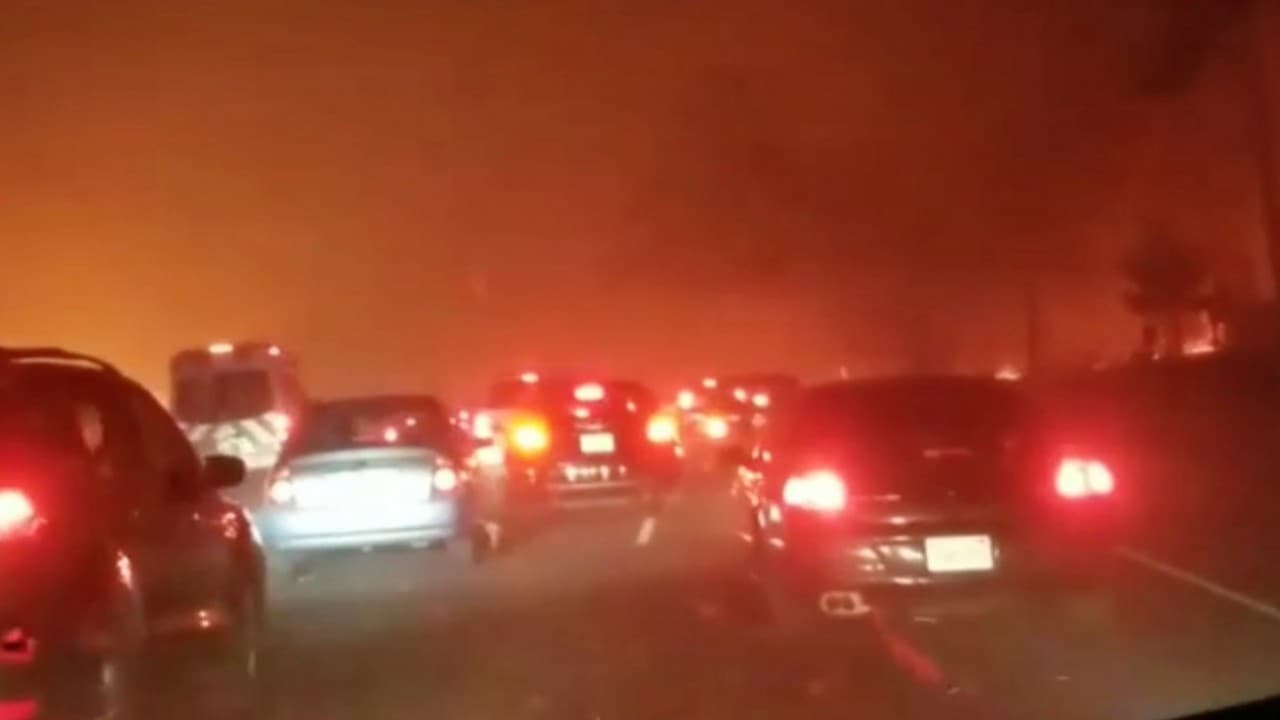 Así fue cómo un "conductor del cielo" salvó a 22 niños del incendio forestal en California
