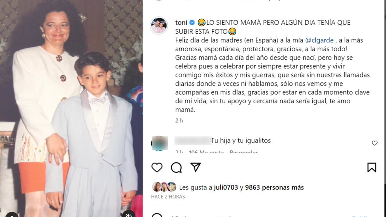 Esta es la foto con la que Toni Costa sorprendió. Fue tomada en su primera comunión y aparece junto a su madre.